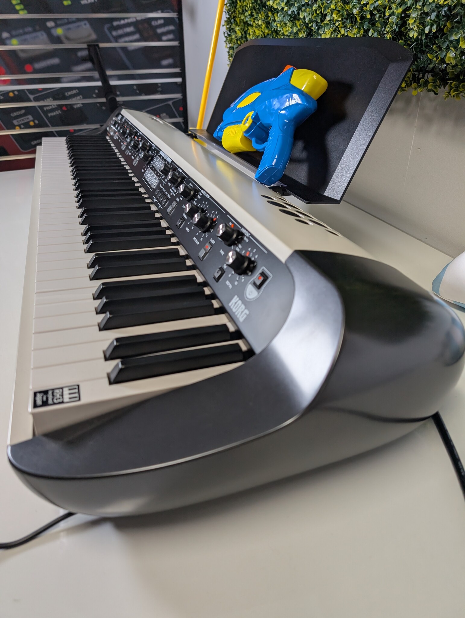 Zomerdeal ! Korg SV2 73 Combi Jong Gebruikt