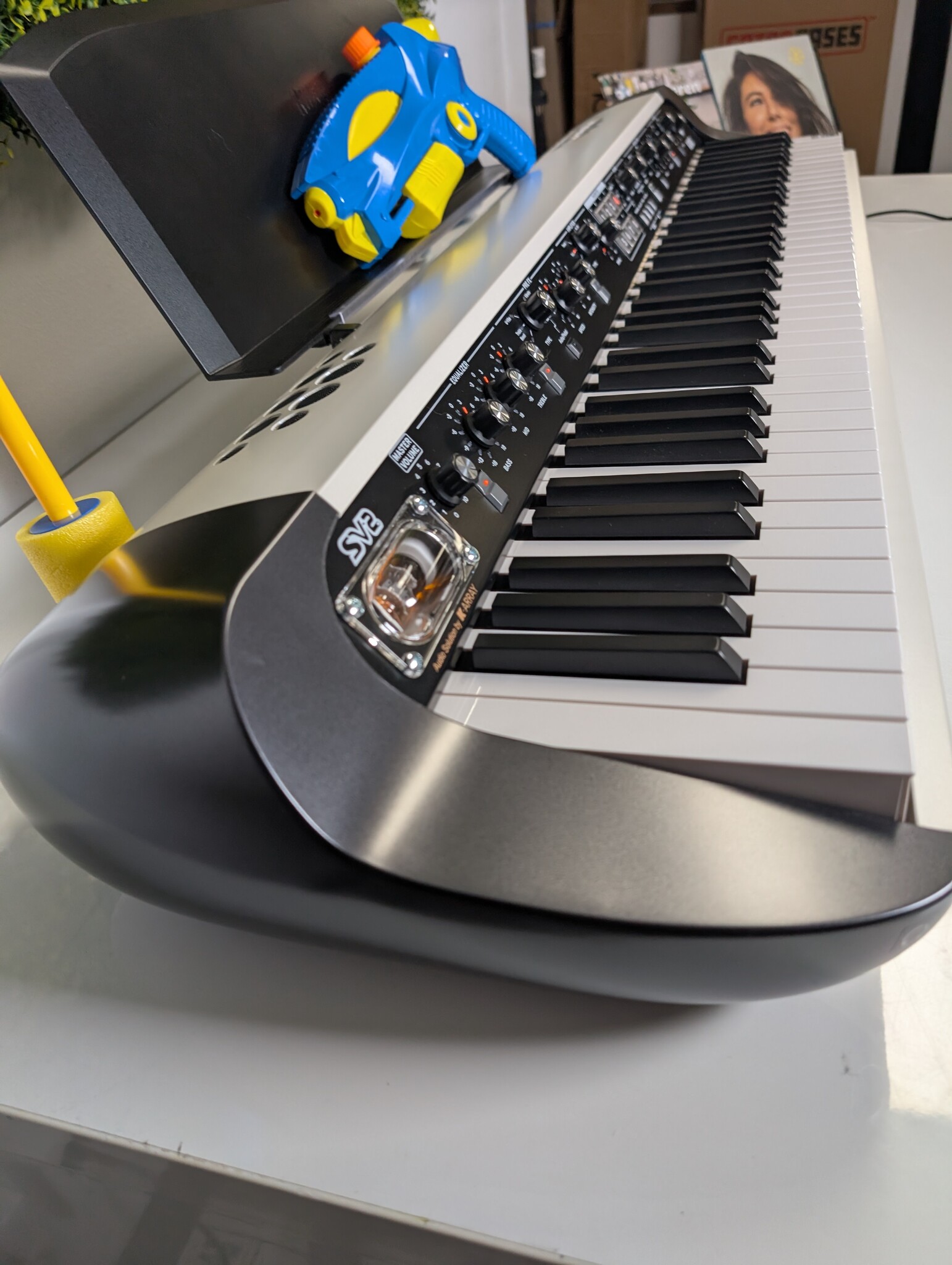 Zomerdeal ! Korg SV2 73 Combi Jong Gebruikt