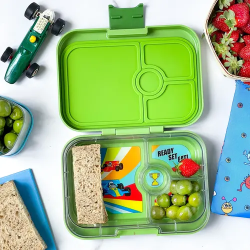 Yumbox Panino Lunchbox mit 4 Fächern - Matcha Grün / Race Cars