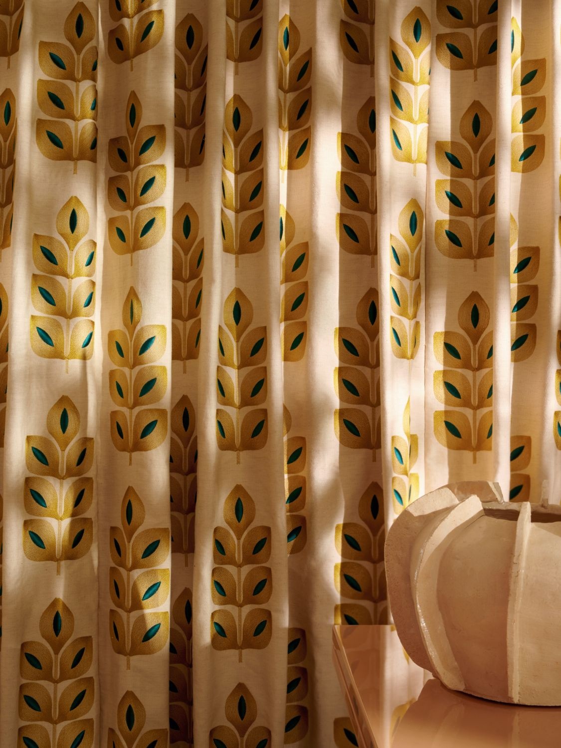 Gordijnen voor in de woonkamer bij de Mooiste Muren in Haarlem