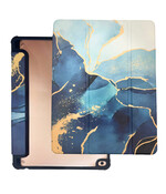 HEM Marble Blue iPad hoes geschikt voor iPad 10.2 (2019 / 2020 / 2021) - 10.2 inch Vouwbare Autowake Cover - iPad 2019 / 2020 / 2021 hoes - iPad 7 / 8 / 9 Hoes - 7e / 8e / 9e generatie hoes - Met Stylus opbergmogelijkheid