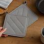 HEM HEM Pannenlappen Lichtgrijs – Groot Formaat – 100% Katoen – Gevoerd met Polyester – Hittebestendig tot 250°C – Set van 2 – Keukenaccessoires