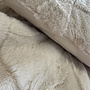 HEM HEM Imitatie Bont Plaid 130x160 cm met 2 Sierkussens – Zacht Polyester – Luxe Kussen en Plaid Set voor Bank of Fauteuil – Woondecoratie - Zandkleur - BeigeTaupe - Warm Creme