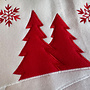 HEM HEM Kerstboom Rok – Ø 90 cm – Wit/Rood – Met Gnoom Opdruk – Christmas Tree Skirt – Fleece Boomkleed – Kerstdecoratie Rondom Kerstboom