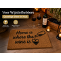 HEM HEM Deurmat Home is where the wine is – Kokosmat 59x39 cm – Antislip PVC Onderzijde – Wijn Thema – Entree Mat