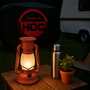 HEM HEM Solar Stormlantaarn – Oplaadbare Kampeerlamp / Tentlamp – Buitenlamp op Zonne-energie met Sensor – Warm Wit Licht – Automatisch Aanschakelend bij Donker – Inclusief Batterij & Opbergzak – Weerbestendig en Energiezuinig – Camping Lamp / Tuinlamp
