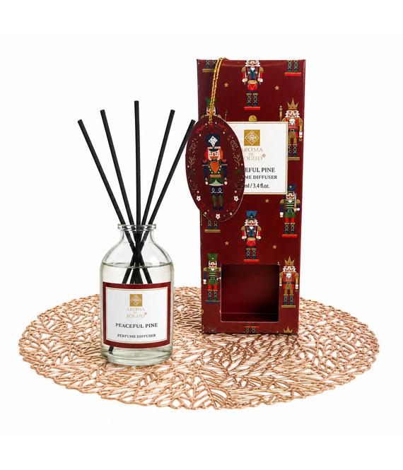 HEM HEM Geurstokjes Peaceful Pine 100 ml met Gouden Placemat 38 cm - 5 Stokjes - Geurdiffuser - Huisparfum - Kerstdecoratie