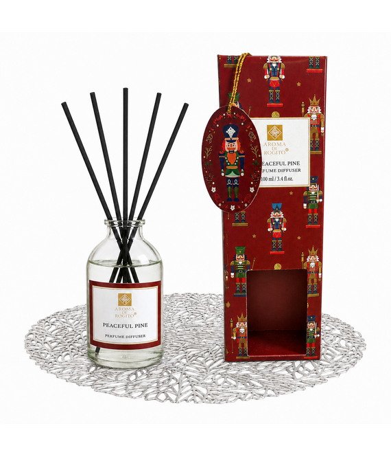 HEM HEM Geurstokjes Peaceful Pine 100 ml met Zilveren Placemat 38 cm - 5 Stokjes - Geurdiffuser - Huisparfum - Kerstdecoratie