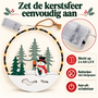 HEM HEM Kerst Raamdecoratie met LED - Sneeuwpop met Cadeau - Kerstring 20 cm - Warm Wit - Houten Kersthanger op Batterijen