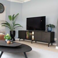 Tv-meubel kiezen: de juiste hoogte, breedte en stijl bij je bank