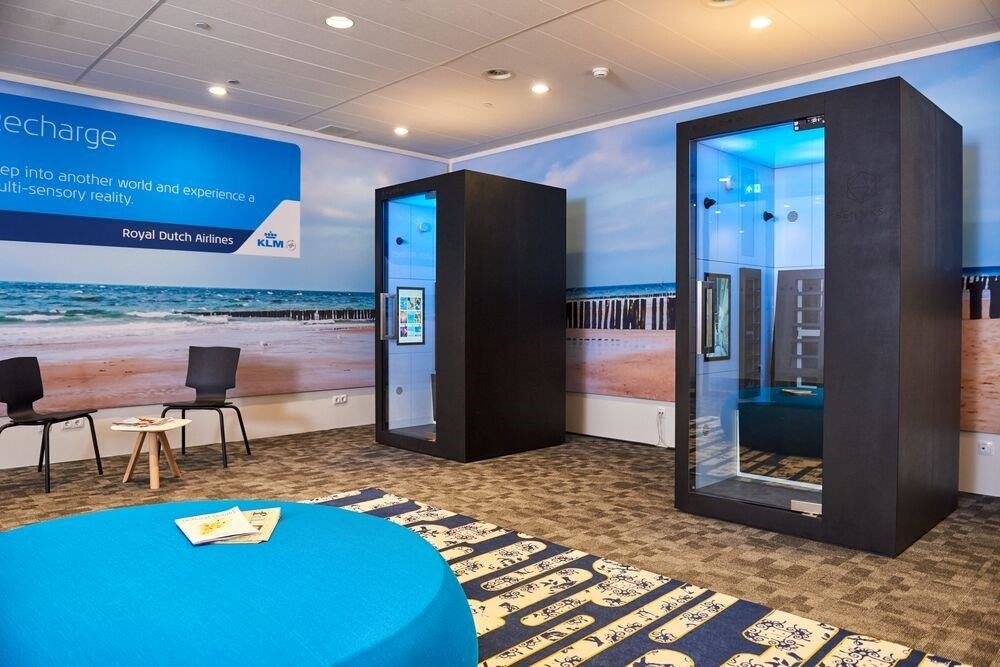 KLM virtual reality pod airport.jpg