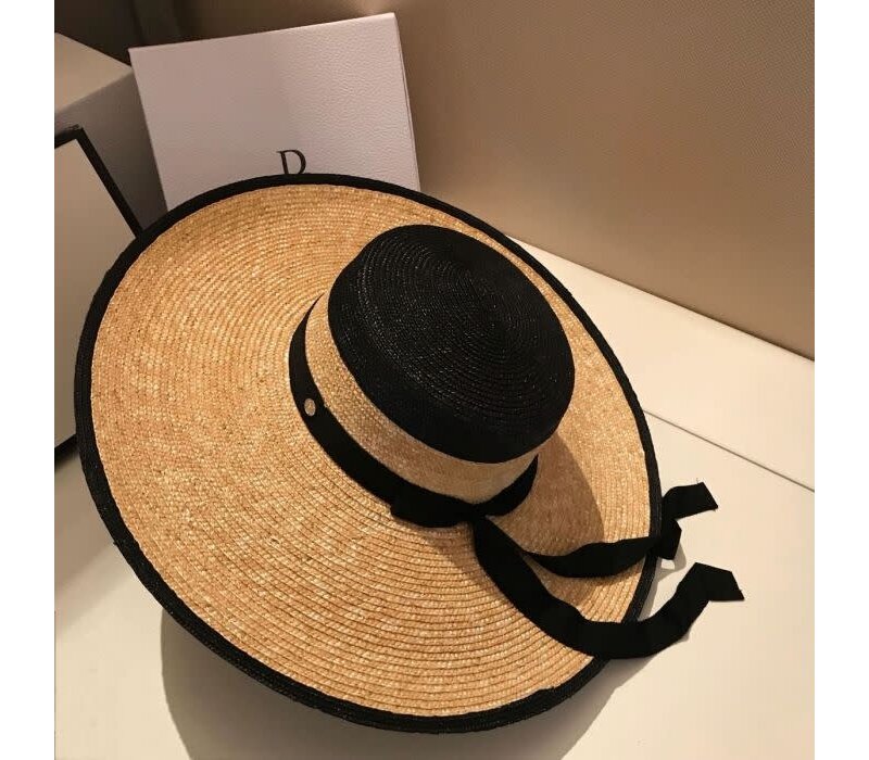 WH172 Oversized  straw hat in Tan with letter M