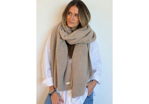 DE LA MUR DE LA MUR “SCARFNIEVE” Taupe Polar Fleece Scarf