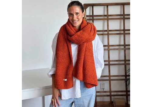 DE LA MUR DE LA MUR “PINGU” Orange Polar Fleece Scarf