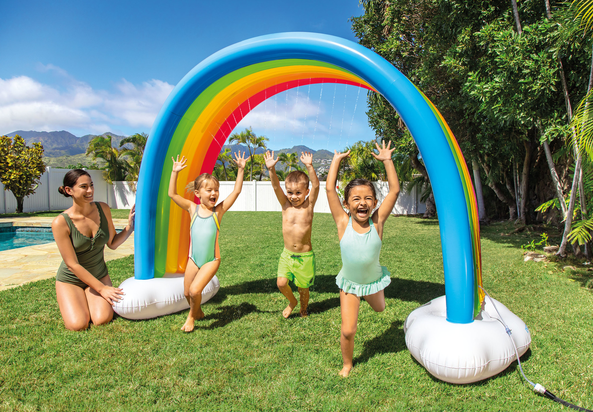 voetstappen benzine Bedoel Opblaasbare regenboog watersproeier voor kinderen kopen? | Zwembadstore.com