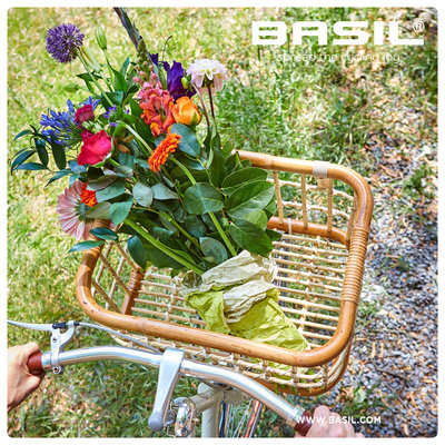 Basil Green Life -  Rattan Fahrrradkorb - Medium - vorne - natur braun