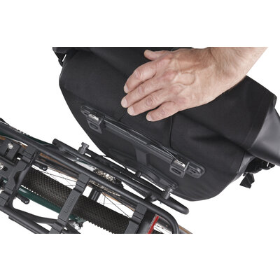 Basil Navigator Waterproof L MIK Studs - Einzeltasche - 22 Liter - schwarz