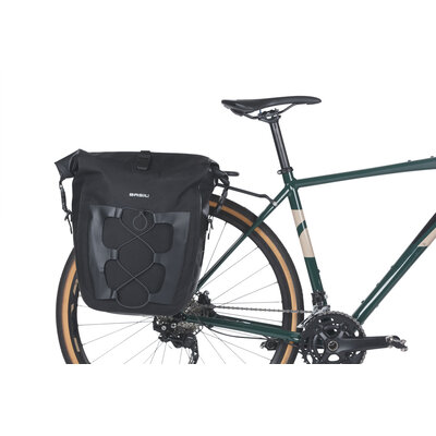 Basil Navigator Waterproof L MIK Studs - enkele fietstas -  22 liter - zwart