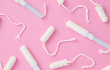 Wat zit er eigenlijk in je tampon? (En nee, dat is niet altijd alleen katoen...)