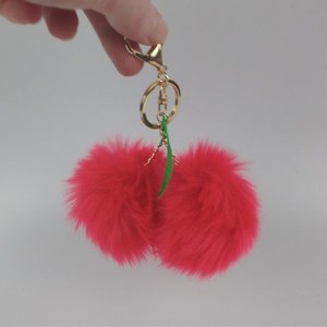 Janshop Kersen imitatiebont fluffy ball pompom sleutelhanger