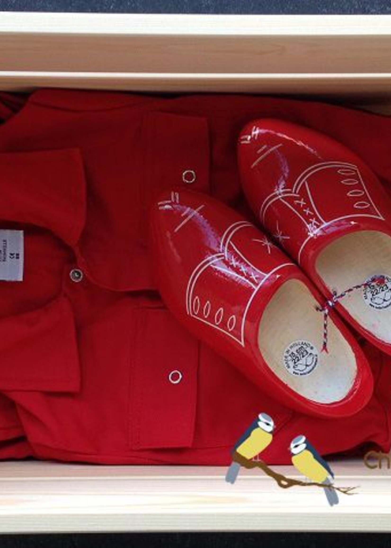 Kraamcadeau: krat met naam, kinder overall en klompen in rood