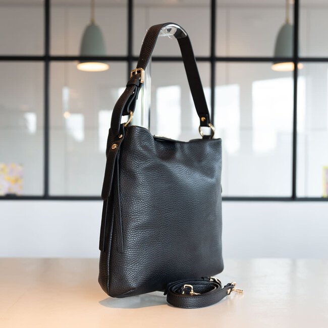 Carol J Handtas Isidora Nero