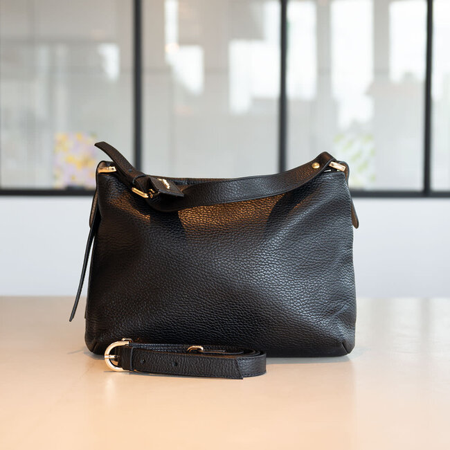 Carol J Handtas Amalia Nero