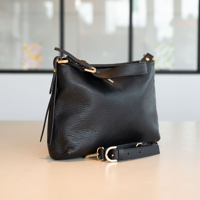 Carol J Handtas Amalia Nero