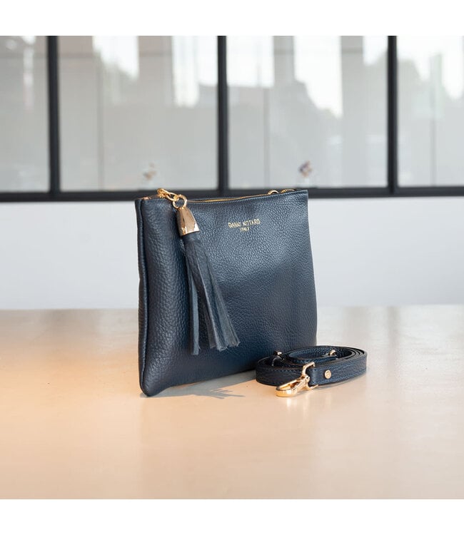 Carol J Handtas Amira Blauw
