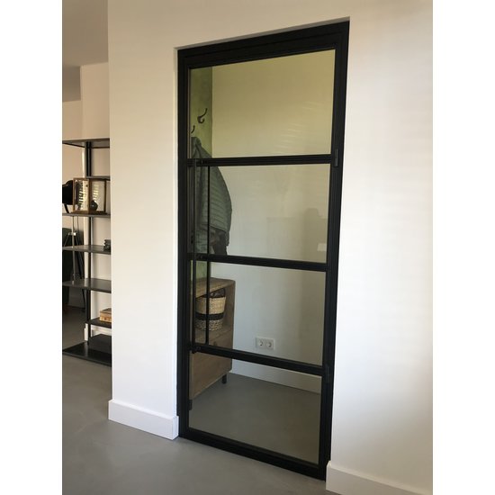 Porte battante en acier