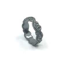 Galerie ring zilver, zwart smal
