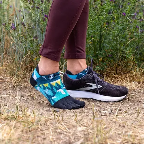 Injinji Spectrum Run Lightweight No-Show Coolmax Holiday Evergreen Injinji Spectrum Run Lightweight No-Show Coolmax Holiday Evergreen