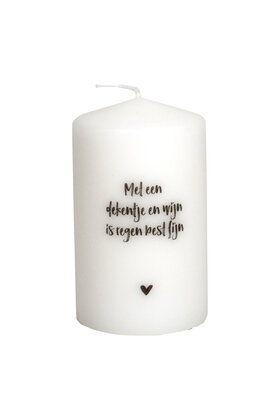 Kaars met tekst 'Met een dekentje en wijn is regen best fijn'