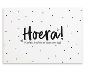 Kaart met tekst 'Hoera confetti, knuffels en kusjes voor jou' Kaart met tekst 'Hoera confetti, knuffels en kusjes voor jou'