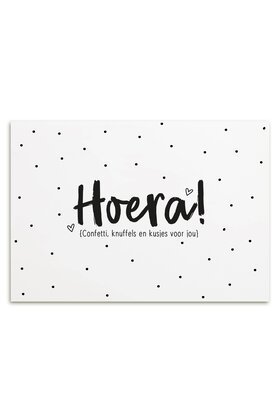 Kaart met tekst 'Hoera confetti, knuffels en kusjes voor jou'