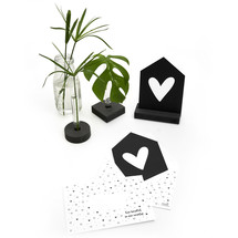 Zwarte kaart huisje hartje met bedrukte envelop