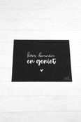 Deurmat zwart met tekst 'Kom binnen en geniet'