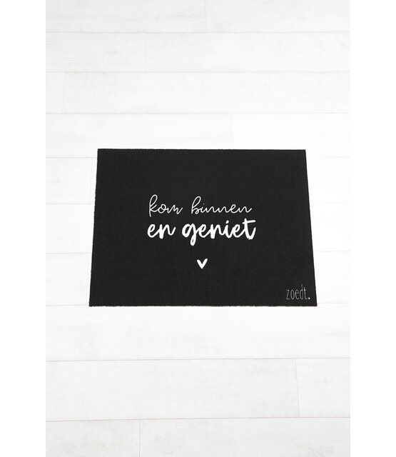 Deurmat zwart met tekst 'Kom binnen en geniet'