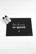 Deurmat zwart met tekst 'Kom binnen en geniet'