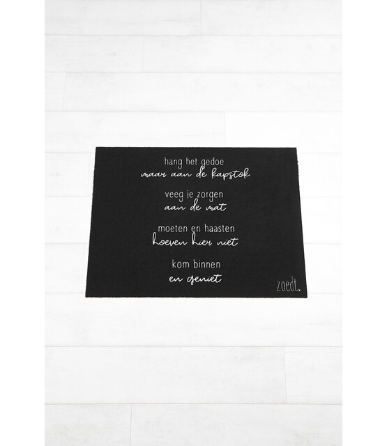 Deurmat zwart met gedicht 'Kom binnen en geniet'