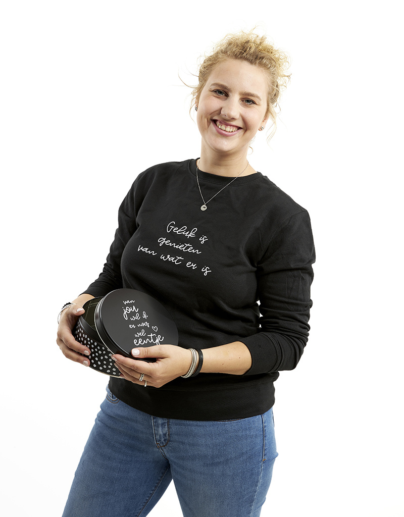 Lake Taupo winnaar Dagelijks Mooie zwarte sweater met tekst 'Geluk is genieten van wat er is'