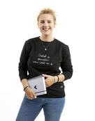Zwarte sweater met tekst 'Geluk is genieten van wat er is'