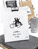 Sinterklaas cadeauzakje wit met zwart patroon tekst 'Welkom lieve Sint en piet' - met bodem Sinterklaas cadeauzakje wit met zwart patroon tekst 'Welkom lieve Sint en piet' - met bodem