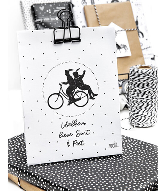 Sinterklaas cadeauzakje wit met zwart patroon tekst 'Welkom lieve Sint en piet' - met bodem Sinterklaas cadeauzakje wit met zwart patroon tekst 'Welkom lieve Sint en piet' - met bodem