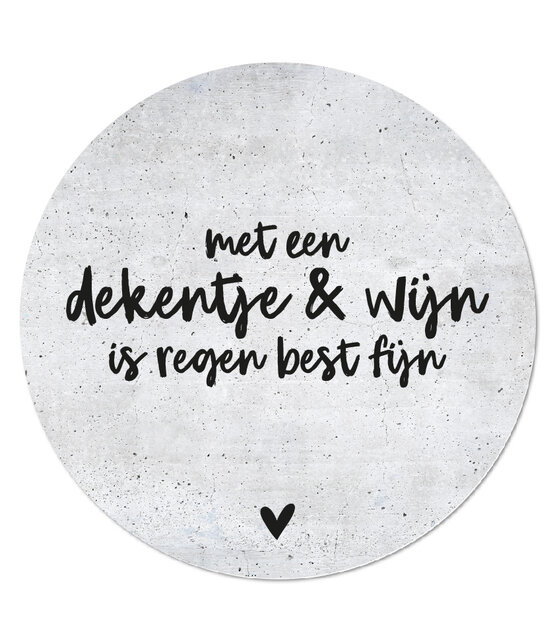 Muurcirkel betonlook met tekst 'Met een dekentje en wijn is regen best fijn'
