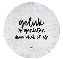 Muurcirkel betonlook met tekst 'Geluk is genieten van wat er is'