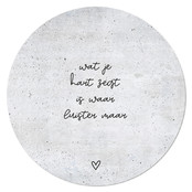 Muurcirkel betonlook met tekst 'Wat je hart zegt is waar...'