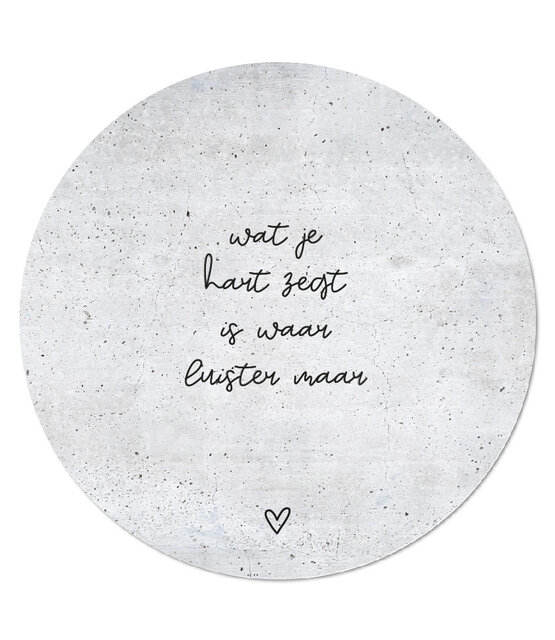 Muurcirkel betonlook met tekst 'Wat je hart zegt is waar...'