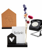 Kaarthouder met vaasje en houten kaartje Kaarthouder met vaasje en houten kaartje