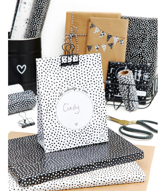 Cadeauzakje zwart wit patroon 'Dit cadeautje is voor...' - met bodem Cadeauzakje zwart wit patroon 'Dit cadeautje is voor...' - met bodem